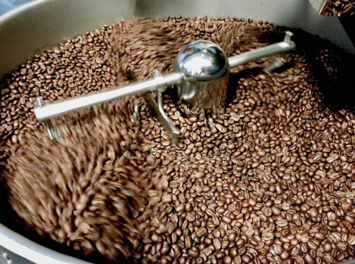 Machine espresso professionnelle à deux groupes vue de face