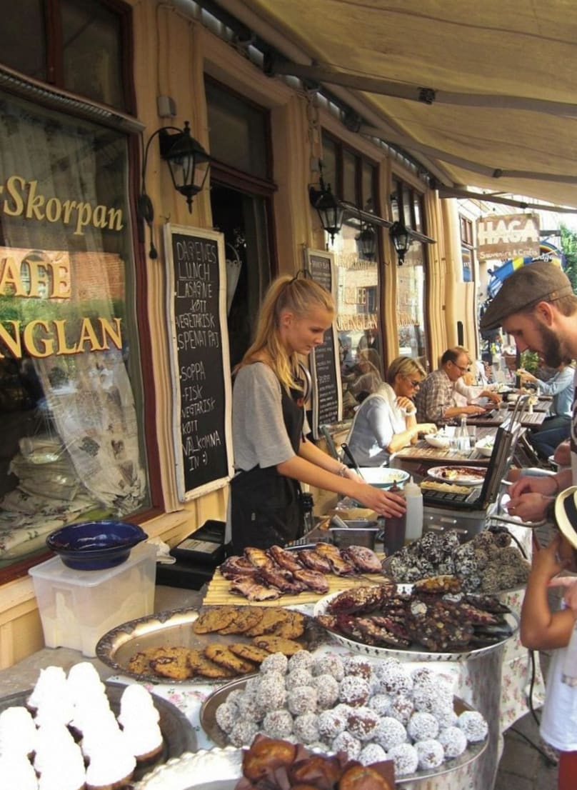 Participants travaillant côte à côte au comptoir